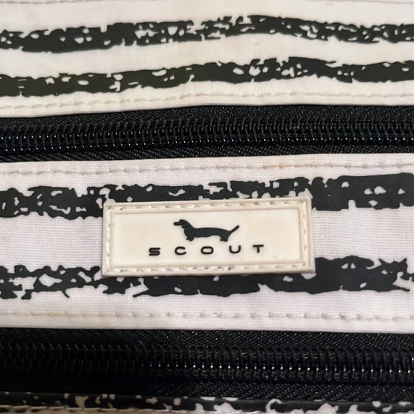 SCOUT Minnie Mouse Crossbody Bag - Picture 2 of 11